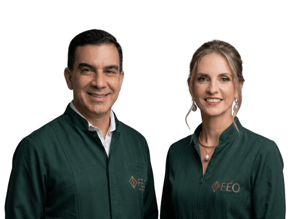 Dr. Cristiano Maurício Féo especialista em implantes dentários e Dra. Cristiane Costa da Rosa Féo especialista em ortodontia na Clínica Féo Odontologia em Teresópolis