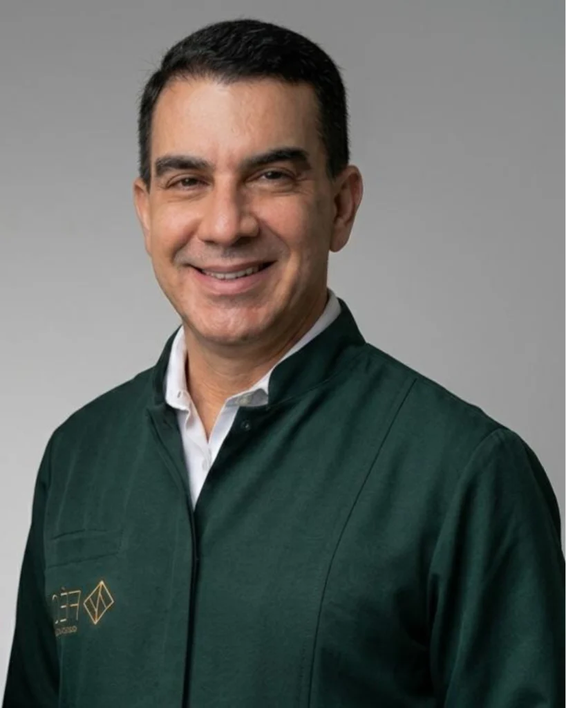 Dr. Cristiano Féo da Clínica Féo Odontologia em Teresópolis, especialista em implante dentário e reabilitação oral.