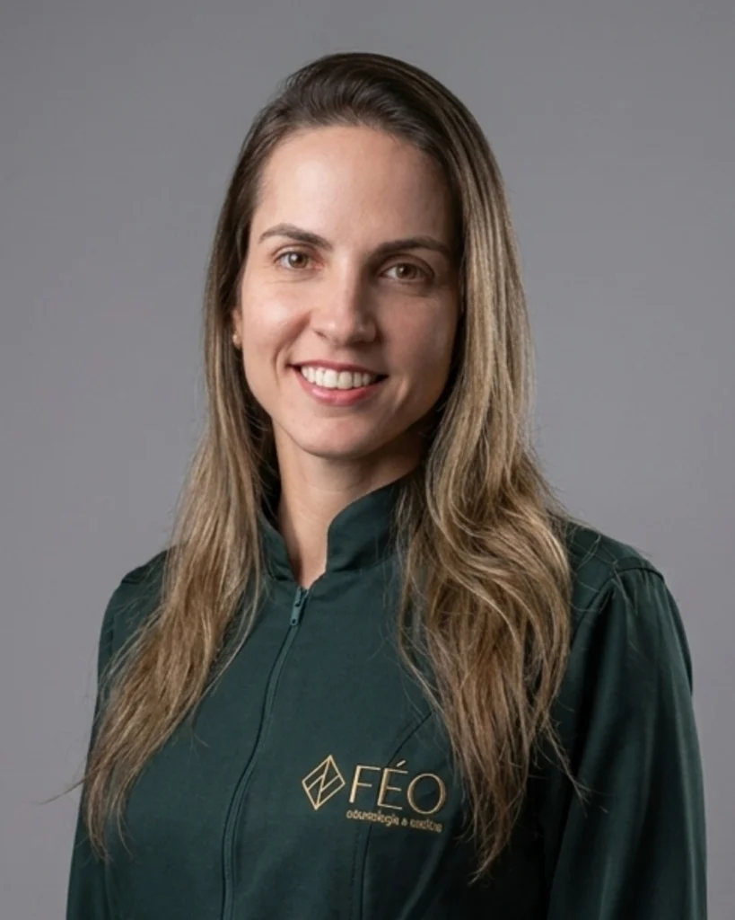 Dra. Cristiane Costa da Rosa Féo da Clínica Féo Odontologia em Teresópolis, especialista em ortodontia e alinhadores invisíveis.
