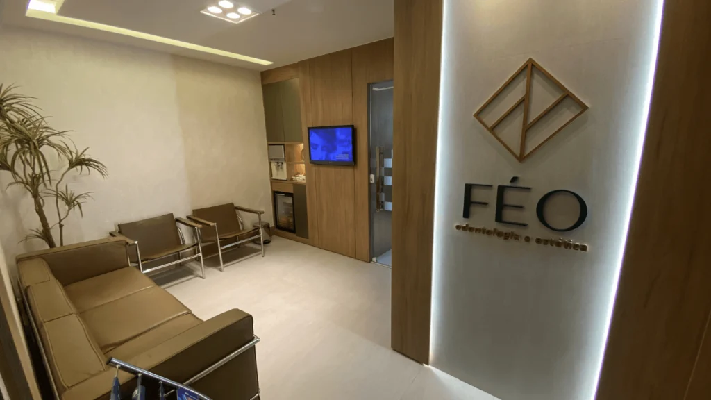 Recepção moderna da Clínica Féo Odontologia em Teresópolis especializada em reabilitação oral e estética facial