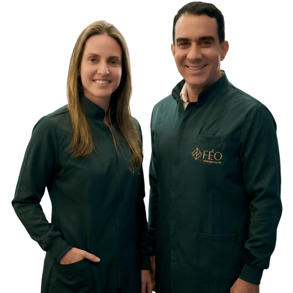 Dr. Cristiano Maurício Féo e Dra. Cristiane Costa da Rosa Féo da Clínica Féo Odontologia em Teresópolis, especialistas em implante dentário, ortodontia e alinhadores invisíveis.